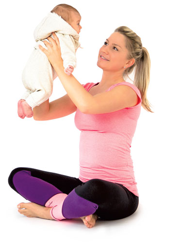 Frau mit Baby Fitness nach der Schwangerschaft